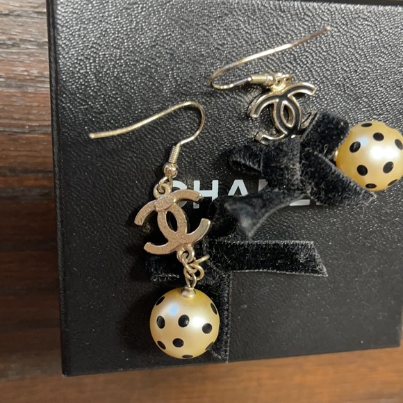 Authentic Chanel Drop Earrings with a pearl bow and a velvet bow - Picture 3 of 6